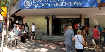 Durante la crisis 2001 y luego de anunciado el corralito la gente se agolpaba frente a los bancos para saber cuando les devolverían sus depósitos. Imagen Ilustrativa. Archivo Los Andes