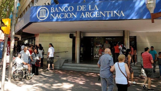 Durante la crisis 2001 y luego de anunciado el corralito la gente se agolpaba frente a los bancos para saber cuando les devolverían sus depósitos. Imagen Ilustrativa. Archivo Los Andes