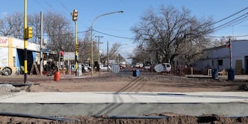 Construyen el hormigón en la esquina de avenida Alberdi con Espínola, Patricias Mendocinas y Vélez Sarsfield.