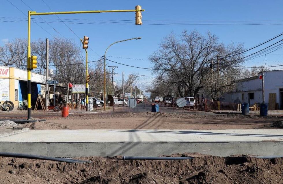Para desterrar las habituales roturas, construyeron una base de hormigón de 20 centímetros en una transitada arteria