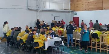 Voluntarios de Tolhuin asisten a los brigadistas que combaten el incendio de la Reserva Provincial