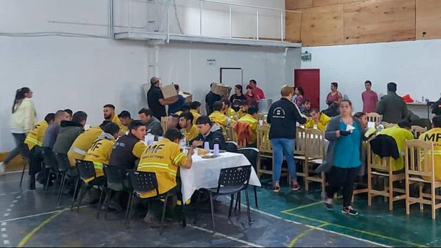 Voluntarios de Tolhuin asisten a los brigadistas que combaten el incendio de la Reserva Provincial