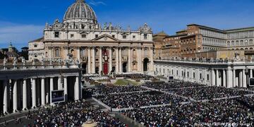 El Vaticano definió al cambio de sexo y la maternidad subrogada como violación de la dignidad.