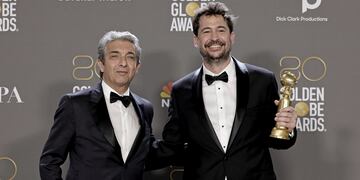 Ricardo Darín y Santiago Mitre con el Globo de Oro. Web