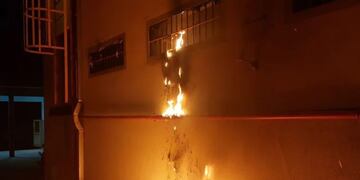 El fuego fue iniciado por reclusos, los cuales luego fueron reubicados en otras instalaciones.