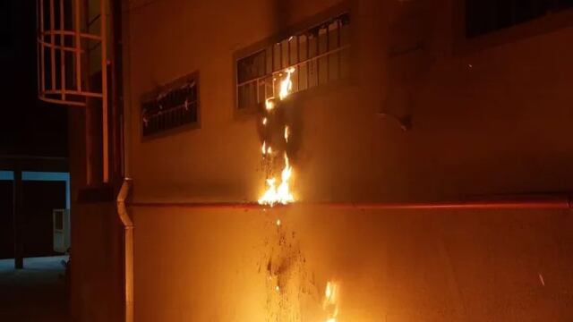 El fuego fue iniciado por reclusos, los cuales luego fueron reubicados en otras instalaciones.