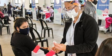 La provincia de Santa Fe registró 1.083 nuevos casos de coronavirus y 57 muertes este viernes.