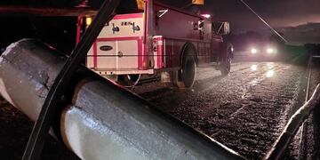 Se registró la caída de postes que sostenían cableados de media y alta tensión.