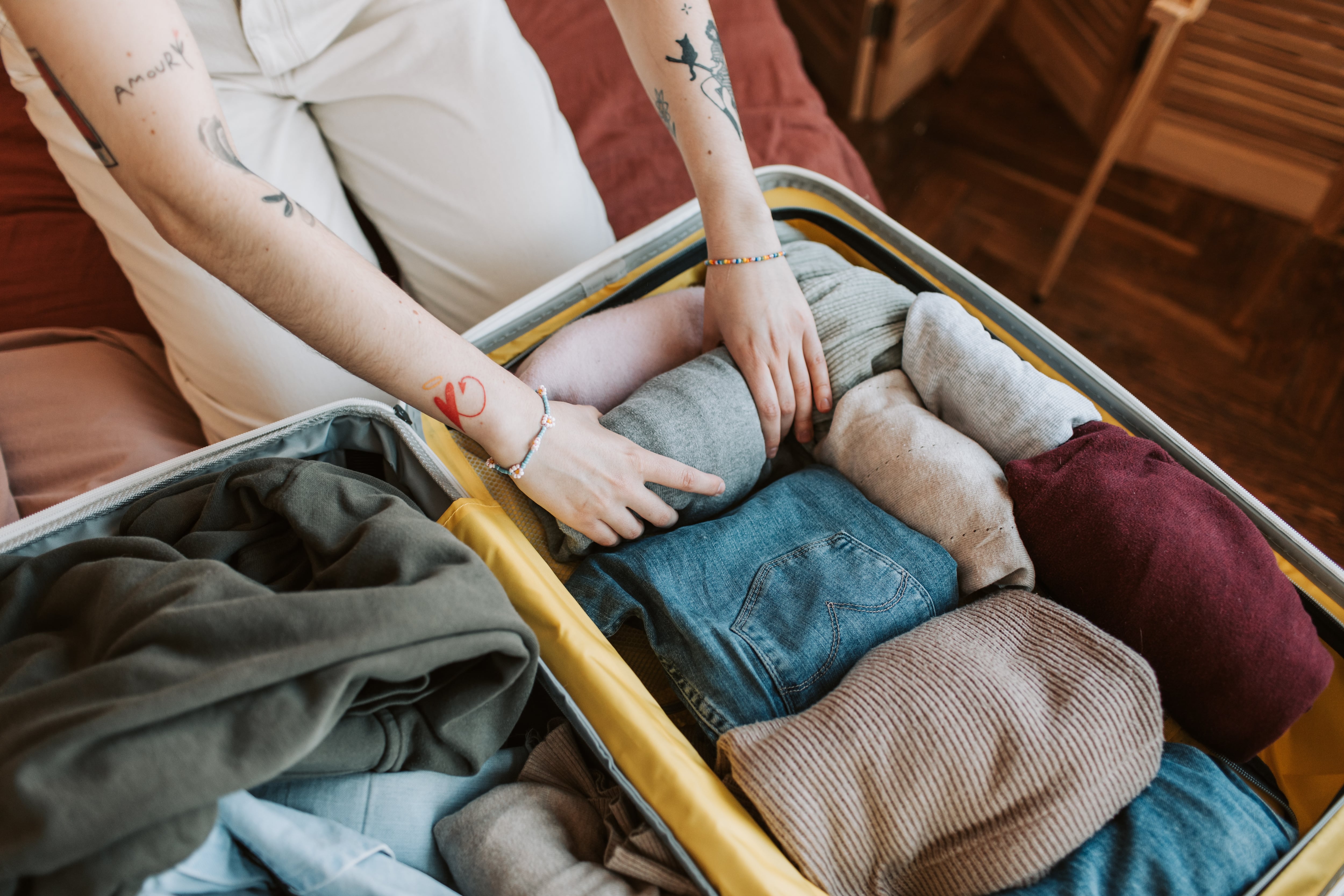 Tener en cuenta colocar en la parte superior lo que se va a usar primero y enrollar la prenda, sobre todo la ropa interior o los jeans que no se arrugan.
(Gentileza: Pexels/Vlada Karpovich)