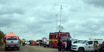 El camión que trajo la Brigada de Comunicaciones de la Federación de Bomberos Voluntarios de Córdoba, que es el centro tecnológico de la búsqueda.
