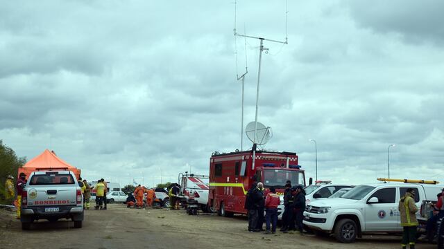 El camión que trajo la Brigada de Comunicaciones de la Federación de Bomberos Voluntarios de Córdoba, que es el centro tecnológico de la búsqueda.