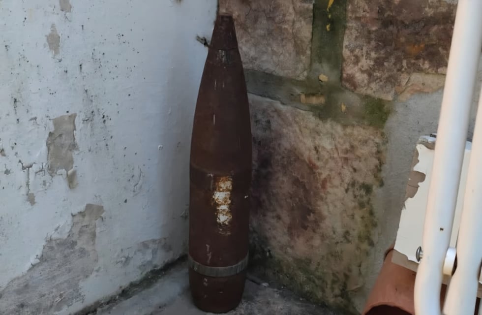 Carlos Paz: limpiaba su patio y encontró un proyectil de guerra