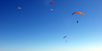Espectáculo único. En Cuchi Corral los parapentistas disfrutan del amplio cielo. (Gentileza: Turismo La Cumbre)