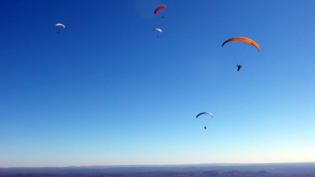 Espectáculo único. En Cuchi Corral los parapentistas disfrutan del amplio cielo. (Gentileza: Turismo La Cumbre)