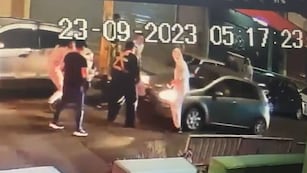 Momento en que el Fiat Punto atropella a un joven en la calle Alvear, en el Centro de Córdoba. (Captura de video)