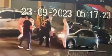 Momento en que el Fiat Punto atropella a un joven en la calle Alvear, en el Centro de Córdoba. (Captura de video)