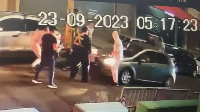 Momento en que el Fiat Punto atropella a un joven en la calle Alvear, en el Centro de Córdoba. (Captura de video)