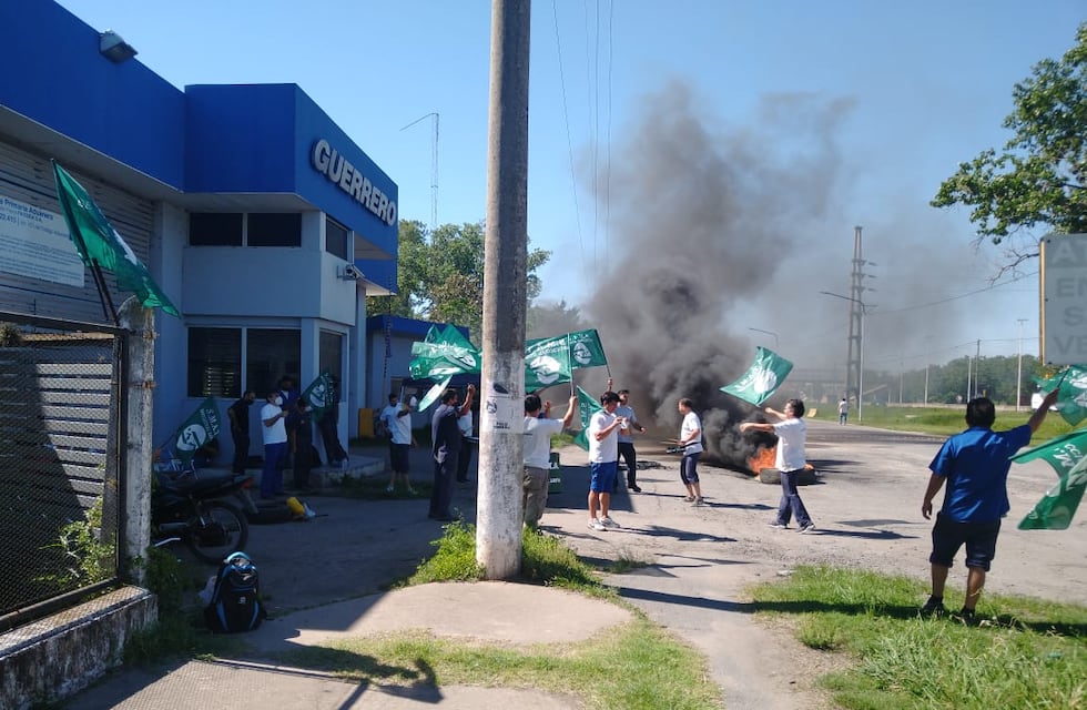 Protesta en la planta de Guerrero Motos por descuentos salariales