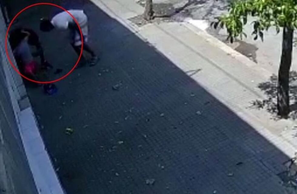 Video en Córdoba: un niño de tres años defendió a su mamá de un robo y mordió a los delincuentes