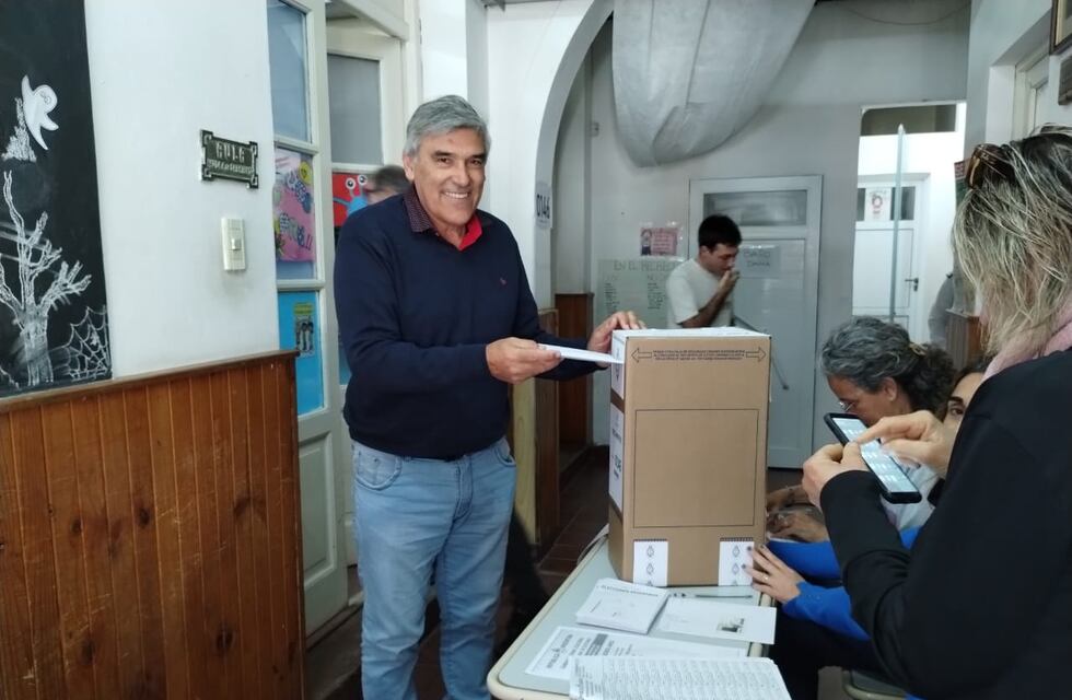 Elecciones 2023 en Tres Arroyos: Carlos Ávila votó en Claromecó