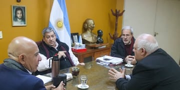 En la reunión, evaluaron la situación social del municipio, y destacaron la entrega de tarjetas alimentarias como parte de la asistencia estatal.