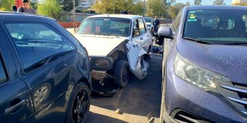 Un auto sin frenos provocó un choque entre siete vehículos.