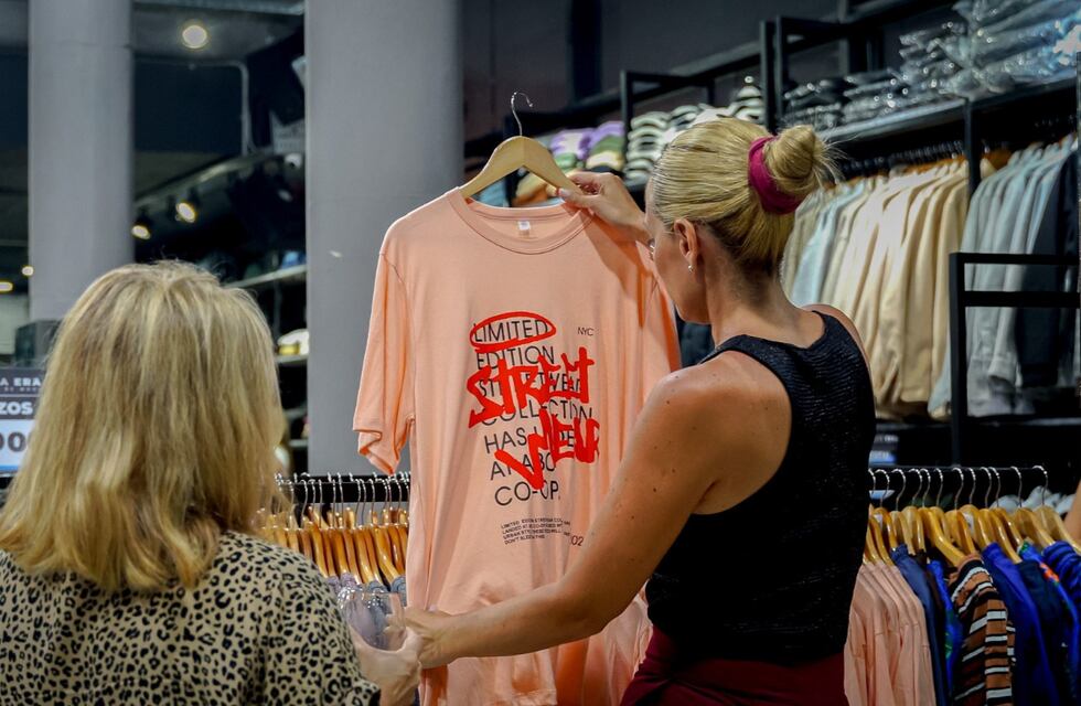 Córdoba: abrieron un local de indumentaria con precios accesibles y un lado solidario