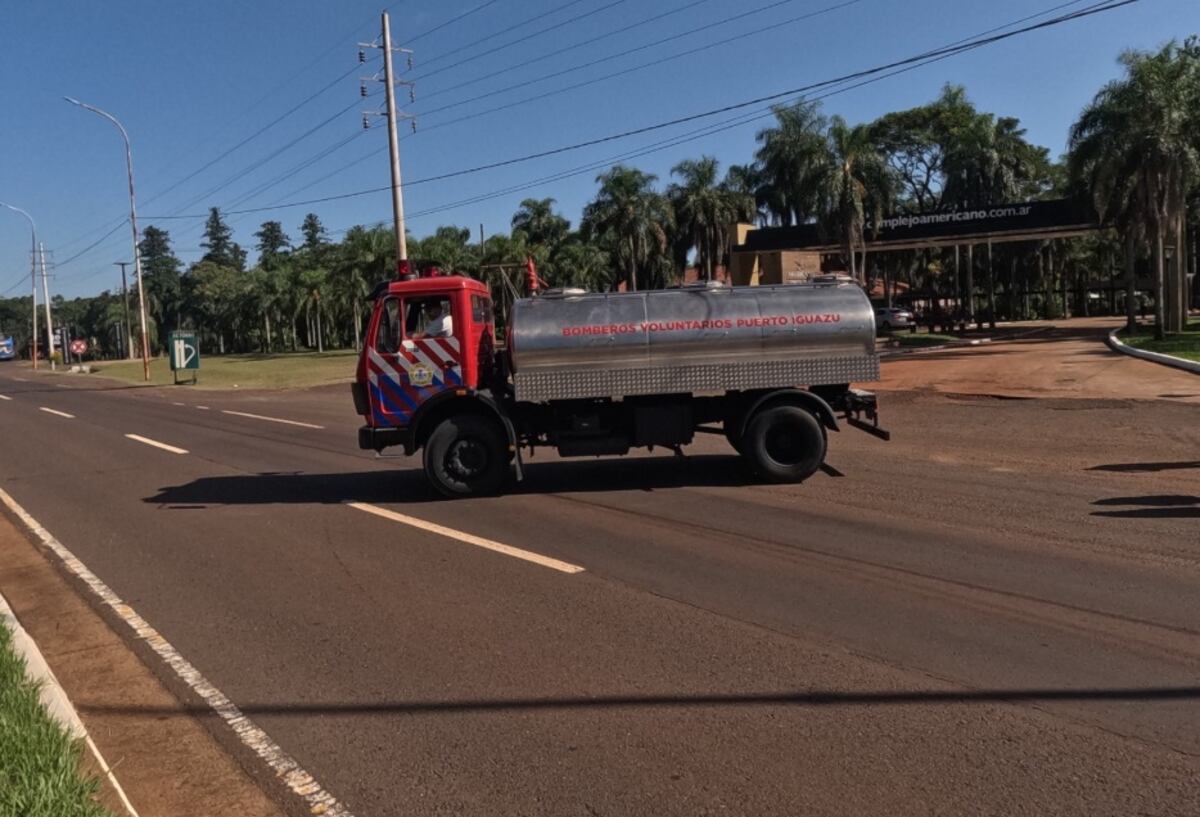 Bomberos de Iguazú incorporaron un nuevo camión cisterna y fortalecen su capacidad operativa.