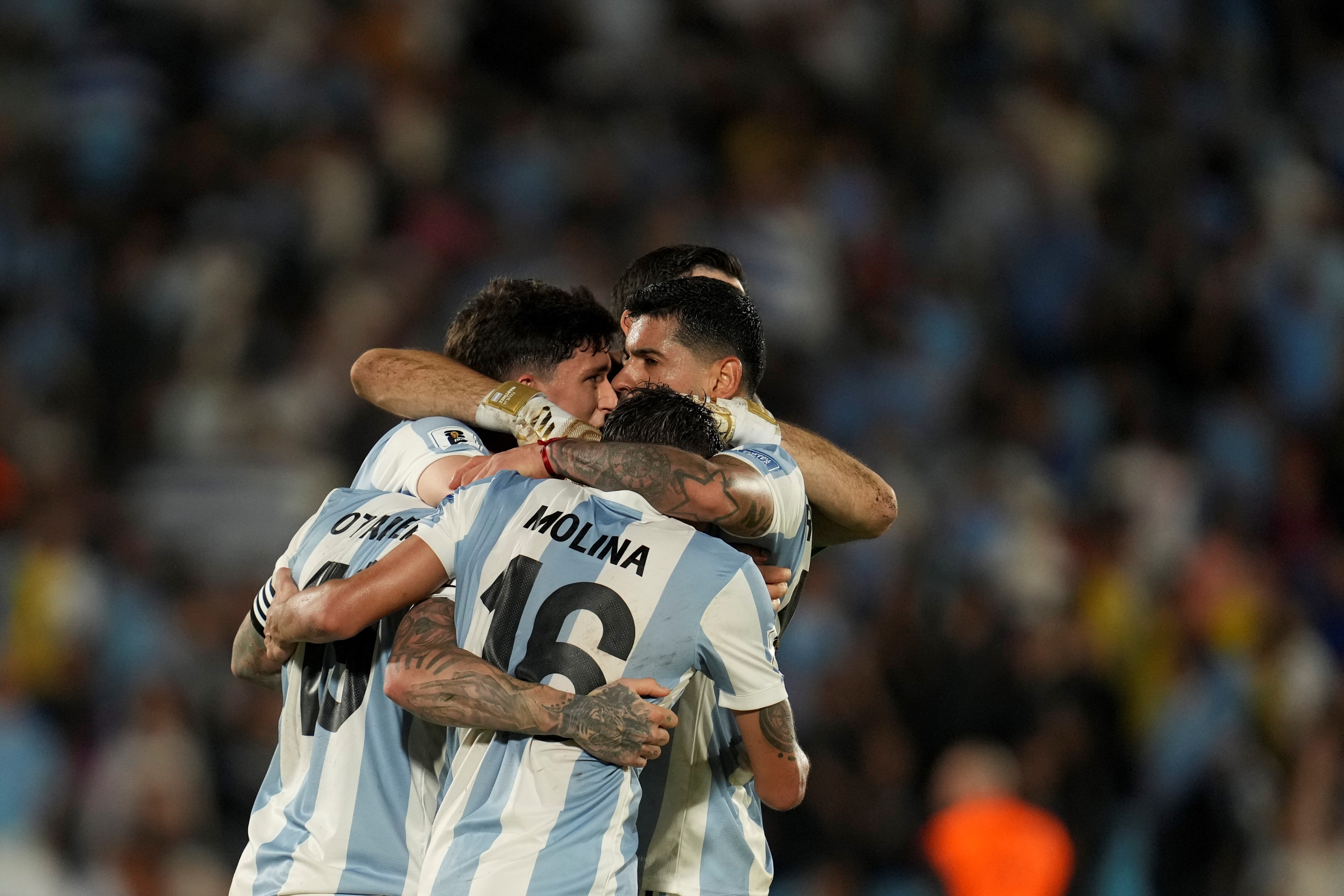 Los antecedentes en 1982, 1990 y 2022 muestran dificultades en los estrenos mundialistas para la albiceleste.