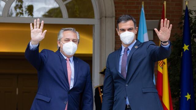 Alberto Fernández, con Pedro Sánchez. (Presidencia)