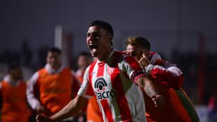 Gol extraordinario de Santiago Rodríguez, para que Instituto lo festeje así.