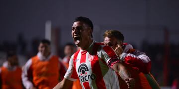 Gol extraordinario de Santiago Rodríguez, para que Instituto lo festeje así.