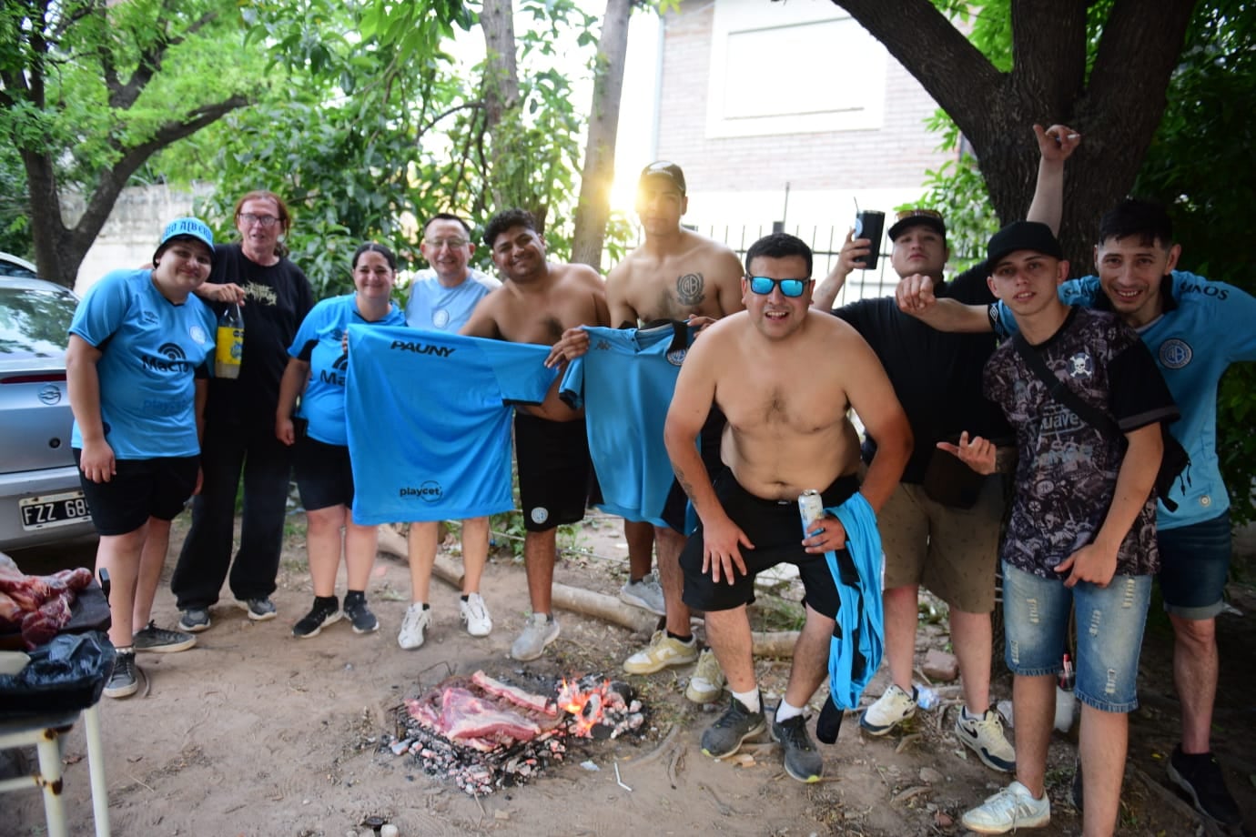 Belgrano: Los hinchas en la previa del partido frente a Argentinos Juniors por una de las semifinales de la Copa Argentina, en Rosario. (José Hernández / La Voz)