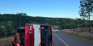 Un colectivo con quince pasajeros volcó en la Ruta 103 cerca de Campo Ramón.