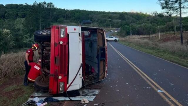 Un colectivo con quince pasajeros volcó en la Ruta 103 cerca de Campo Ramón.