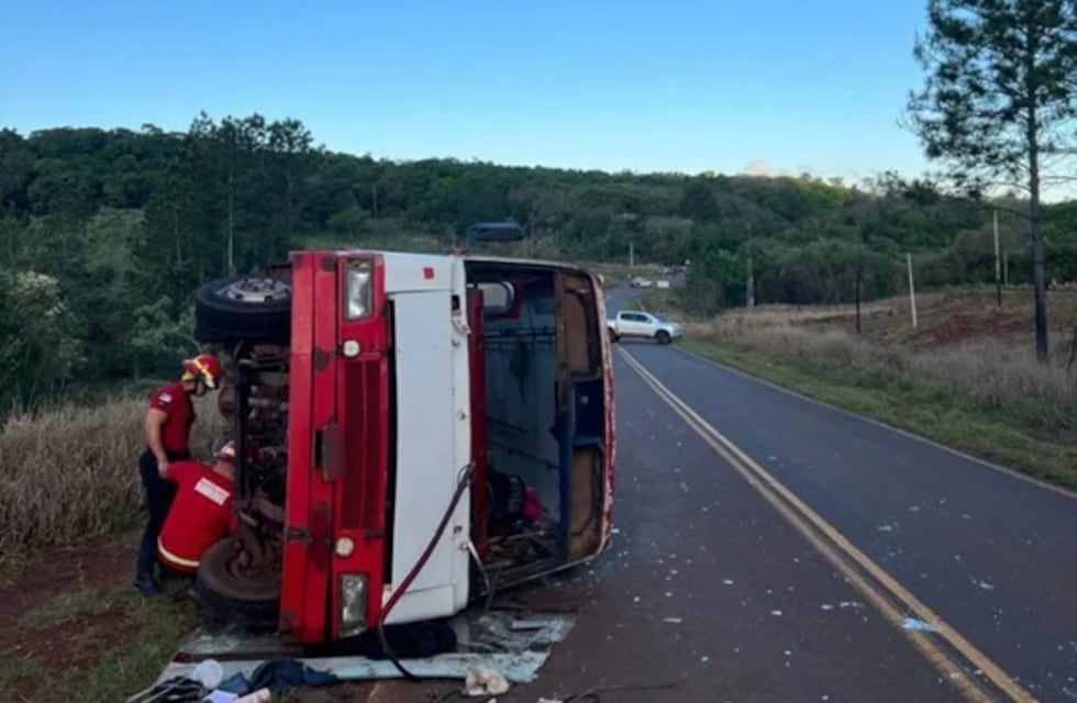 Un colectivo con quince pasajeros volcó en la Ruta 103 cerca de Campo Ramón