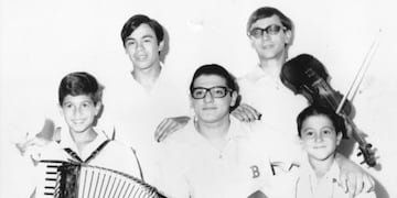 La primera formación de Berna: Carlitos Jiménez, de sólo 17 años; Horacio Luna; Daniel Franco, de 11 años; Bernardo Bevilacqua, el popular Berna; y Dante Franco, de sólo 8 años.