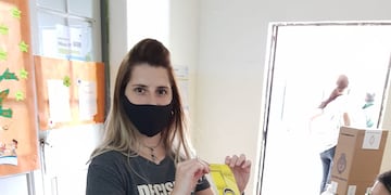 Florencia Muriel, emitiendo su voto en la Escuela Alberdi