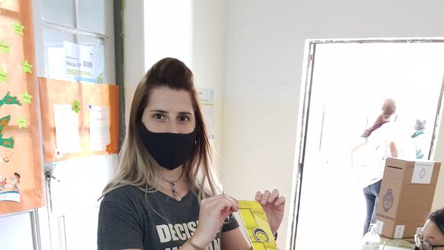 Florencia Muriel, emitiendo su voto en la Escuela Alberdi