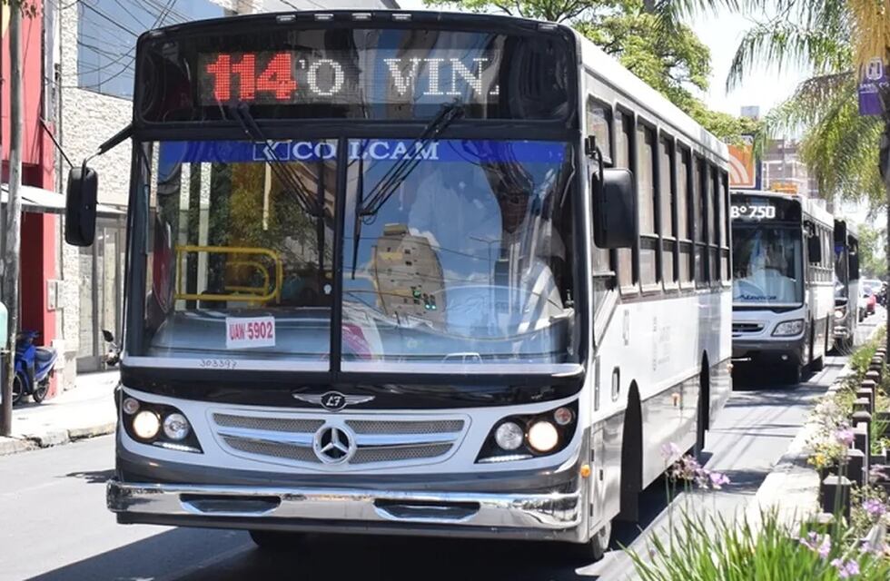 Una adolescente se desmayó arriba de un colectivo y el chofer no dudó: cambió el rumbo hacia un Hospital