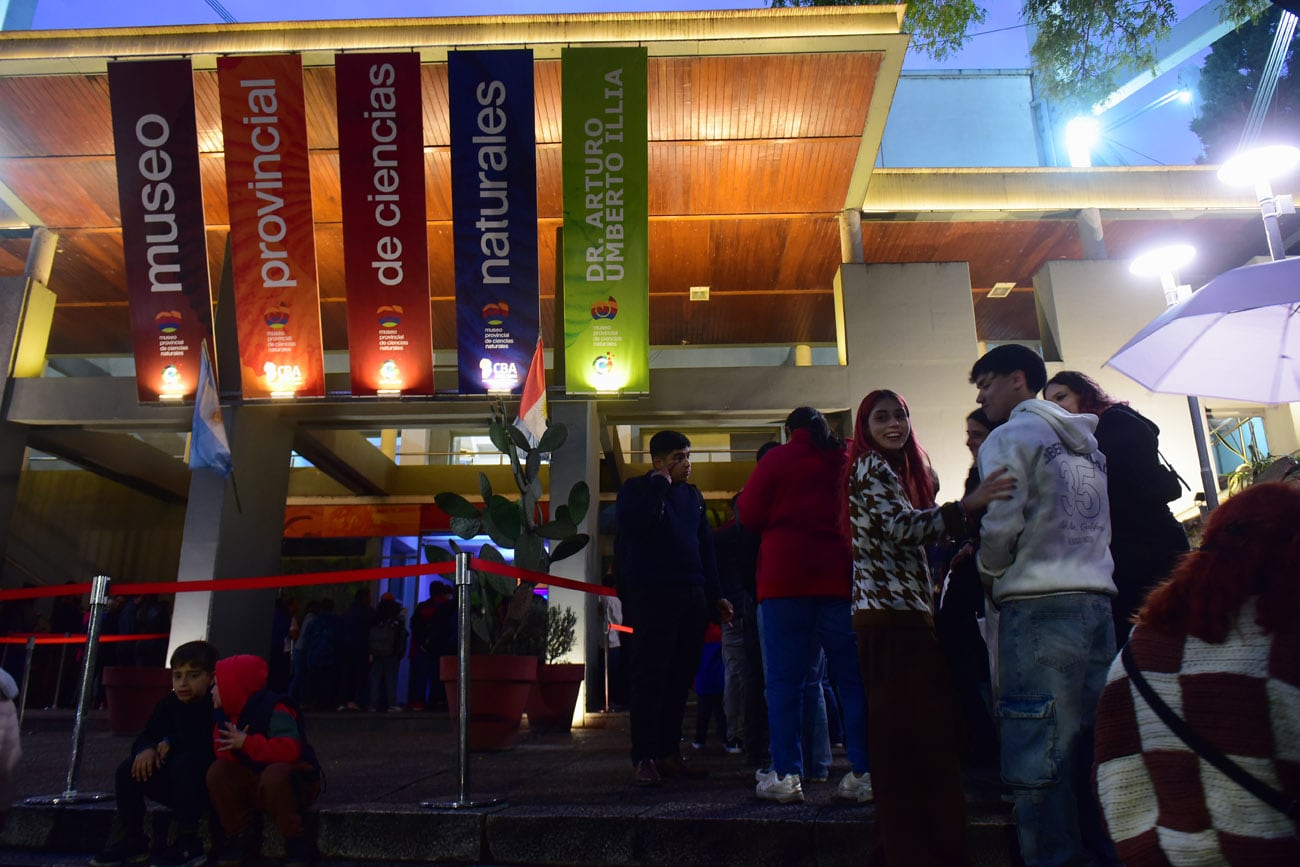 La ciudad de Córdoba celebró una nueva edición de La Noche de los Museos. Los principales espacios culturales abrieron sus puertas de manera gratuita con actividades que convocaron a miles de visitantes.  (Nicolás Bravo / La Voz)