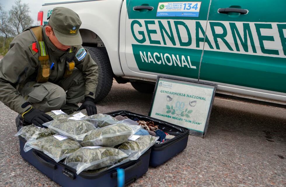 En un control de rutina, interceptaron en Córdoba un colectivo que tenía más de 100 kilos de cocaína