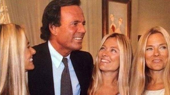 Julio Iglesias y las Trillizas de Oro