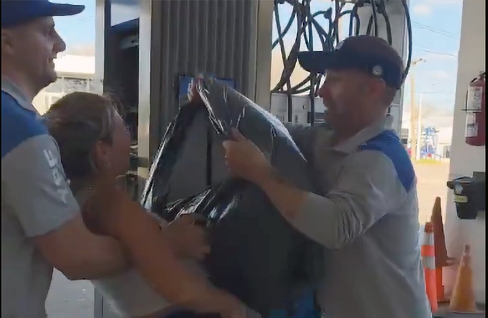 Repudio: una YPF de Córdoba publicó un video donde meten a una mujer en una bolsa de consorcio