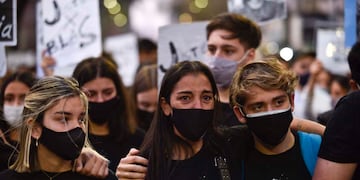 Soledad Laciar junto a amigos de Blas que iban junto con él en el Fiat Argo. Marcha a un año del crimen de Blas Correas. (Archivo)