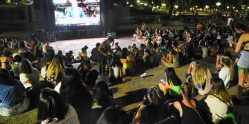 Cientos de mujeres se concentraron en Plaza Independencia para apoyar el proyecto para el aborto legal.