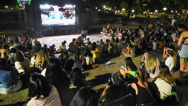 Cientos de mujeres se concentraron en Plaza Independencia para apoyar el proyecto para el aborto legal.