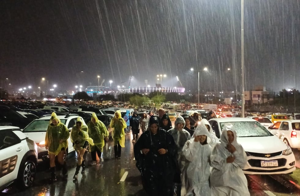 Pasado por agua: la tormenta obligó a suspender el show de Shakira en el Kempes
