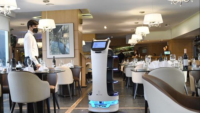 El nuevo "mozo robot" del Hotel Internacional Potrero de los Funes, San Luis