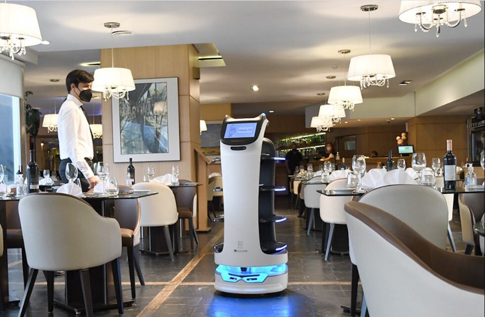 Hace un año, el Hotel Potrero de los Funes incorporaba su “mozo robot”: cómo funciona